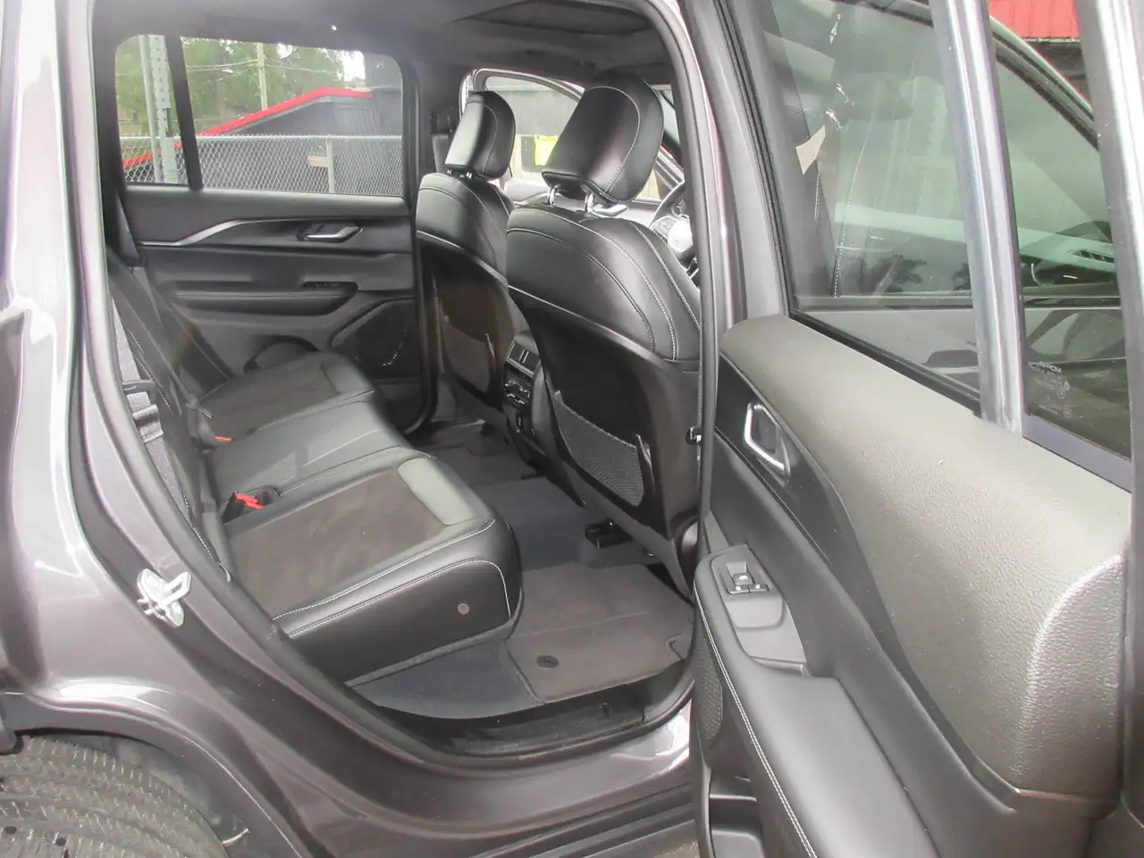 Jeep Grand Cherokee - Image 15