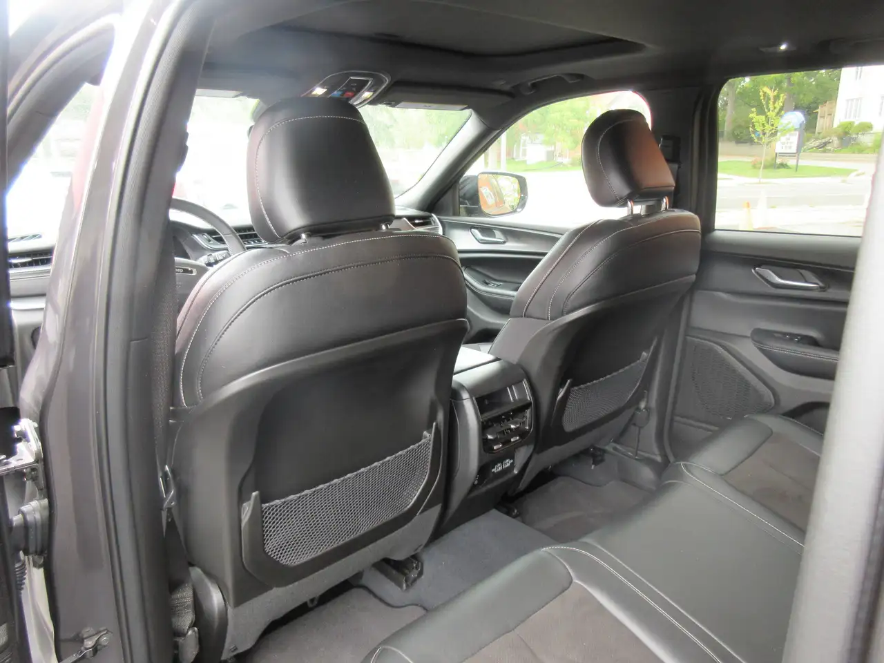 Jeep Grand Cherokee - Image 13