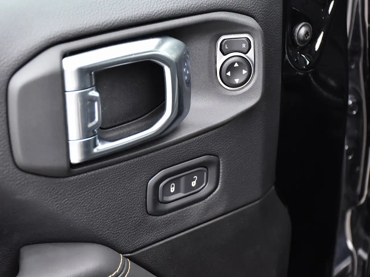 Jeep Wrangler - Image 11