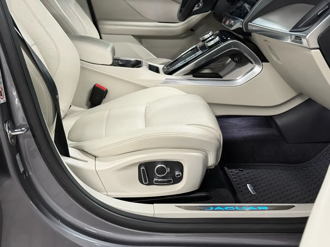 Jaguar I-Pace - Image 37