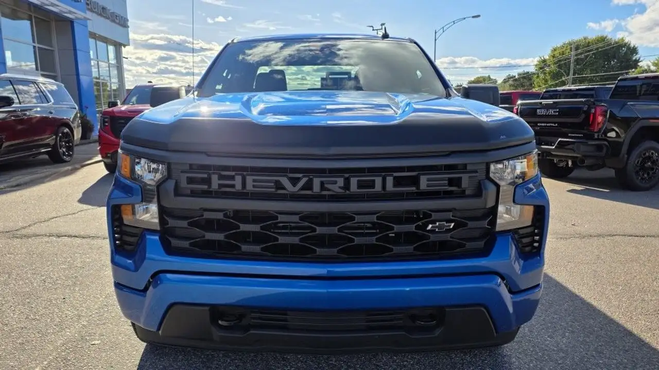 Chevrolet Silverado 1500 - Image 2