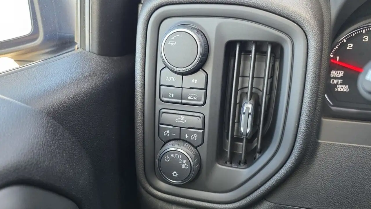 Chevrolet Silverado 1500 - Image 22