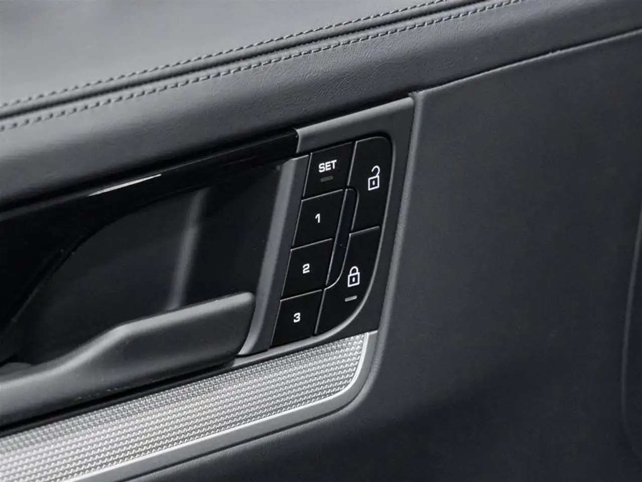 Porsche Cayenne - Image 24