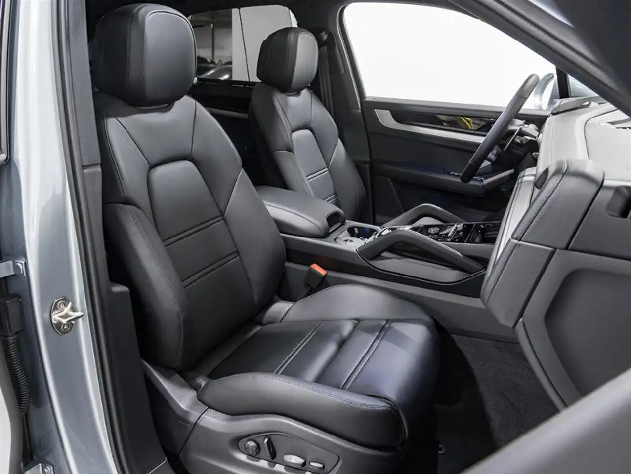 Porsche Cayenne - Image 33