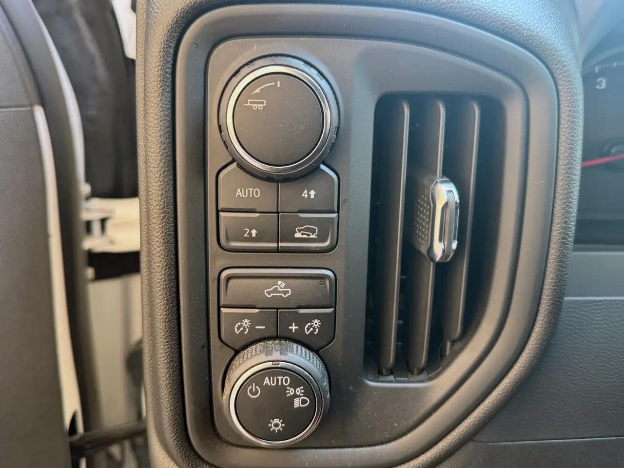 Chevrolet Silverado 1500 - Image 19