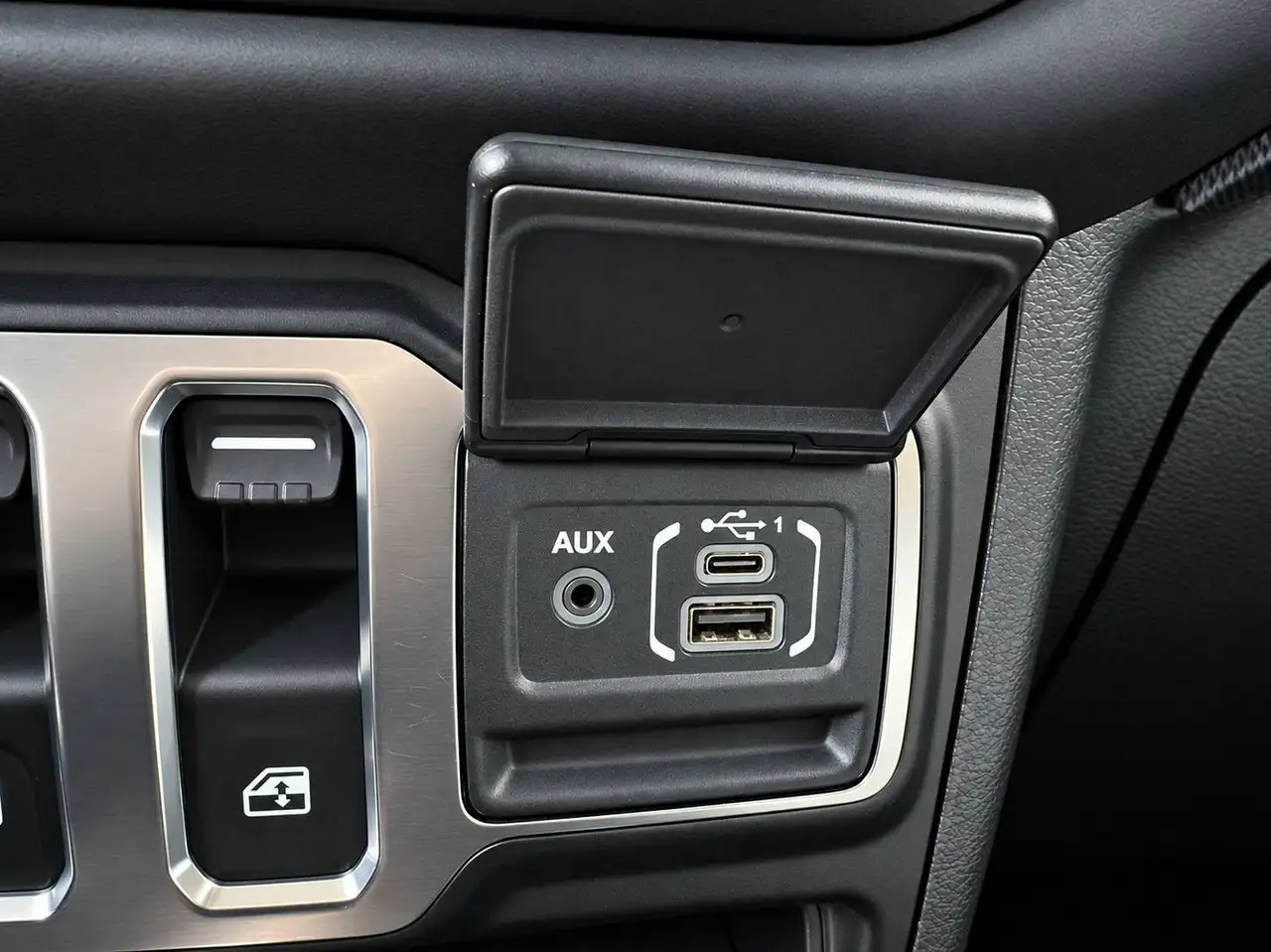 Jeep Wrangler - Image 14
