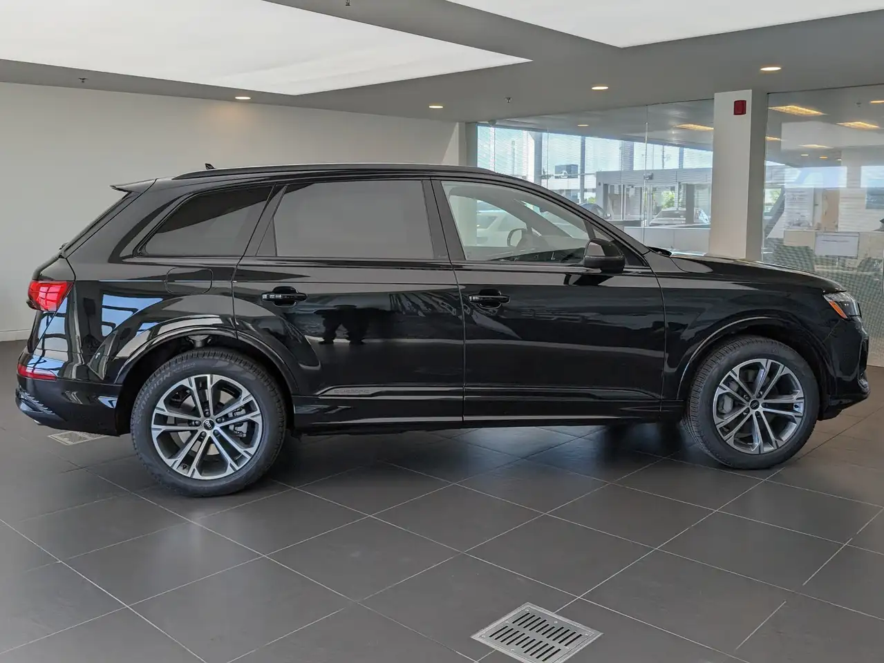 Audi Q7 - Image 2