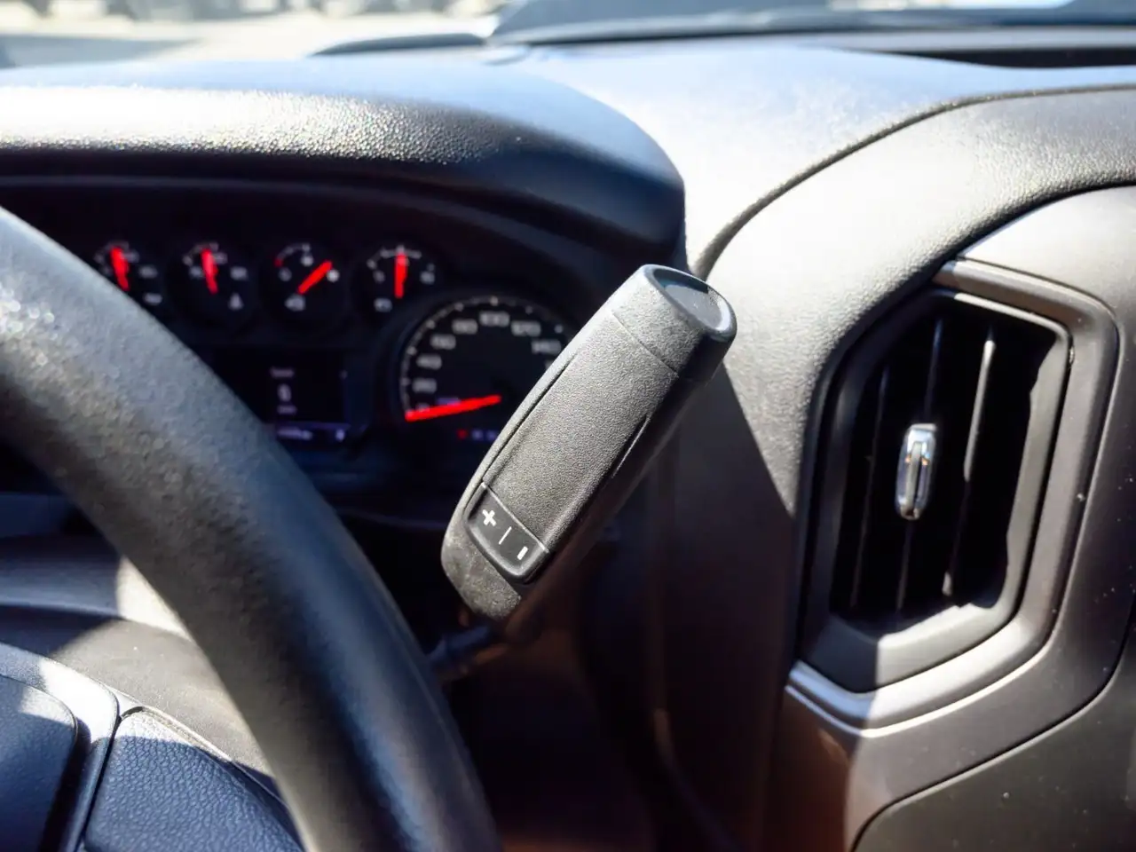 Chevrolet Silverado 1500 - Image 18