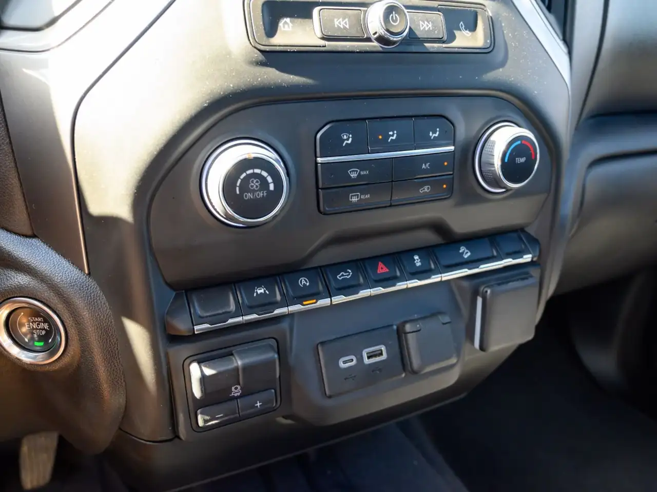 Chevrolet Silverado 1500 - Image 19