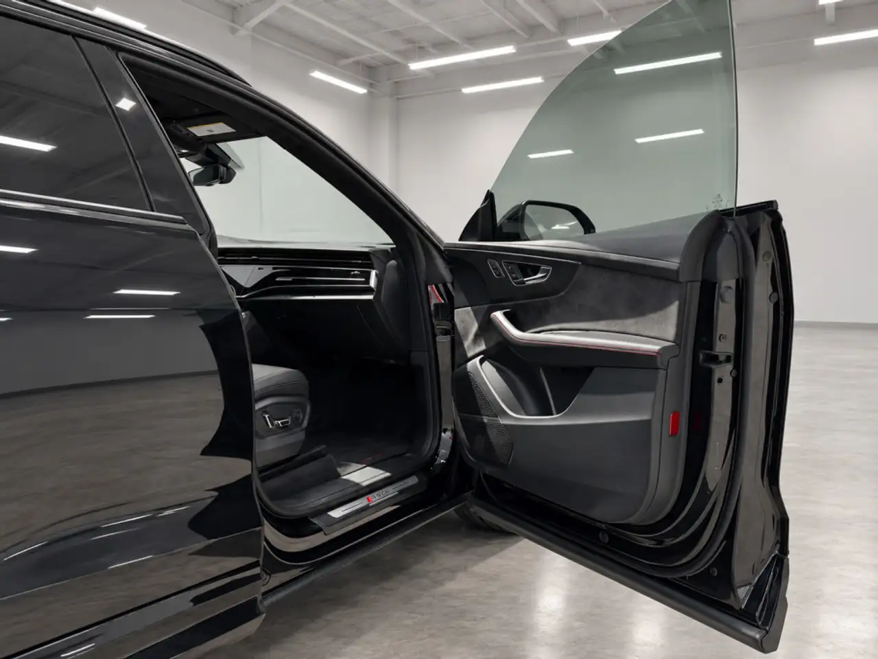 Audi RS Q8 - Image 17