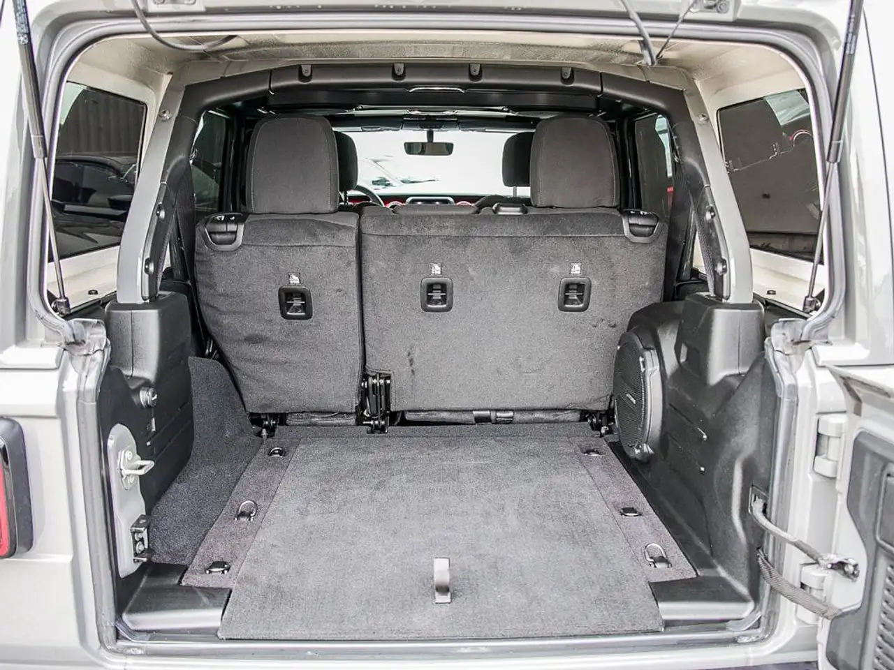 Jeep Wrangler - Image 13