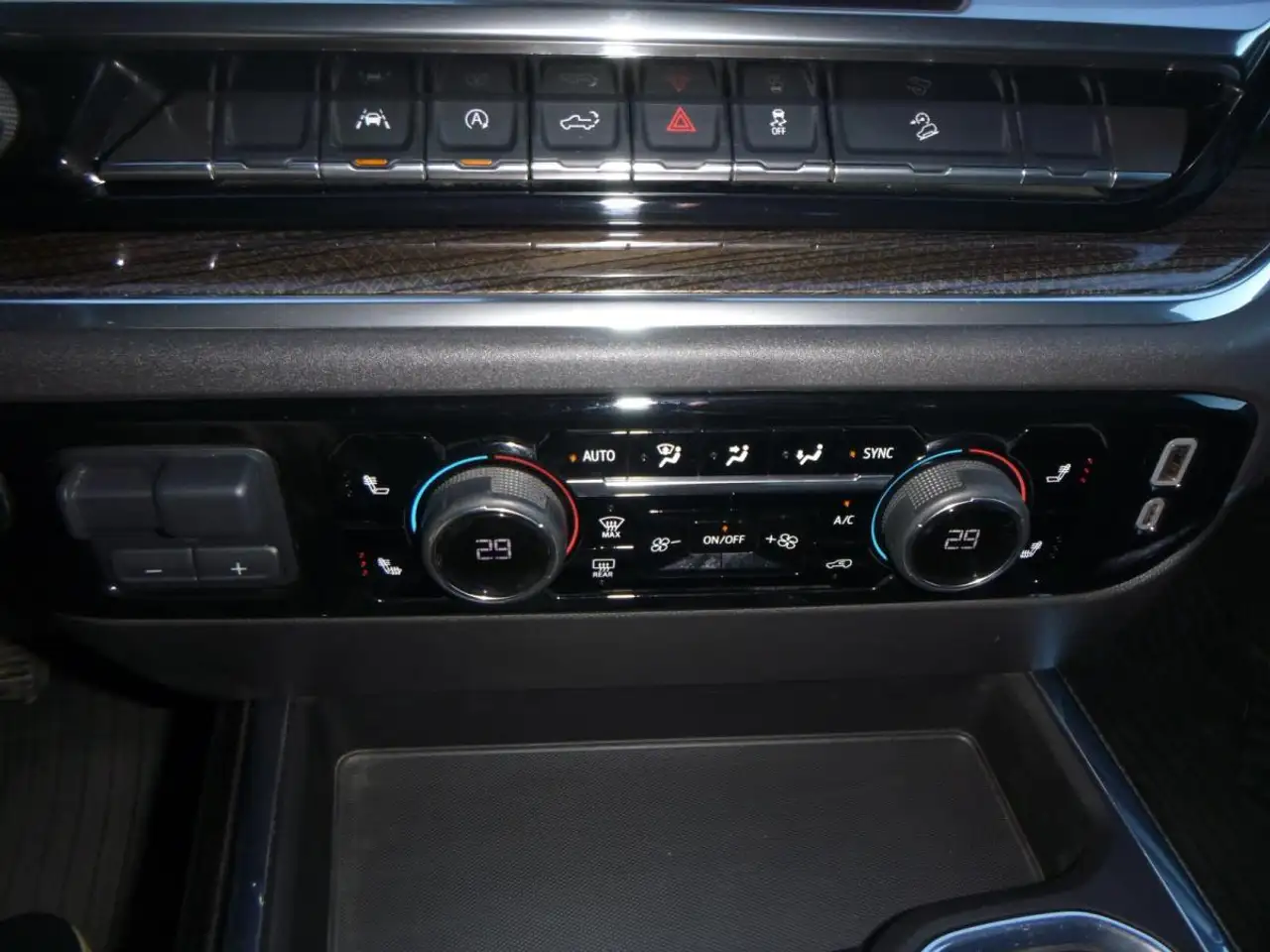 Chevrolet Silverado 1500 - Image 34