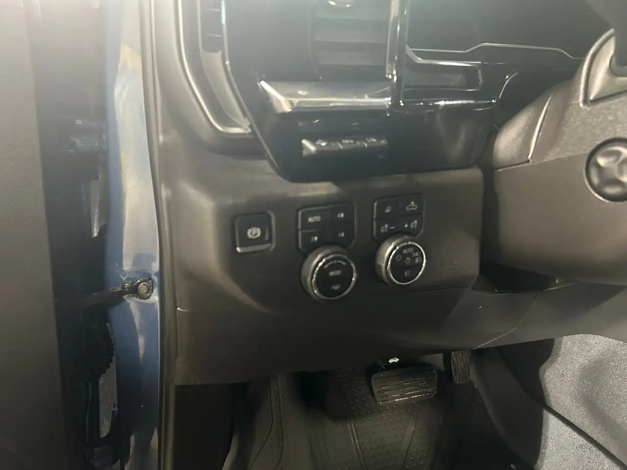 Chevrolet Silverado 1500 - Image 16