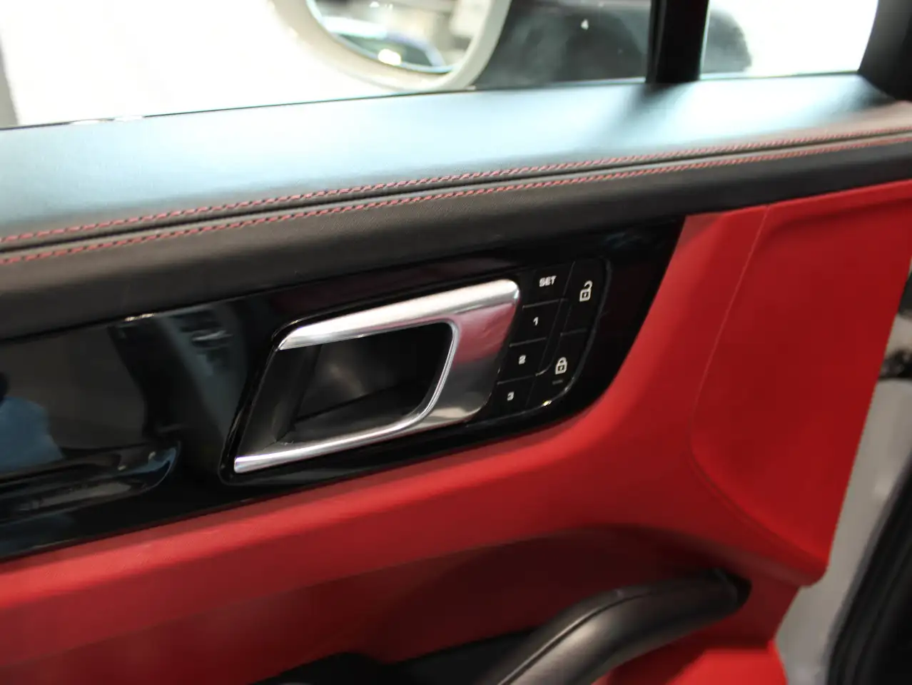 Porsche Cayenne - Image 18