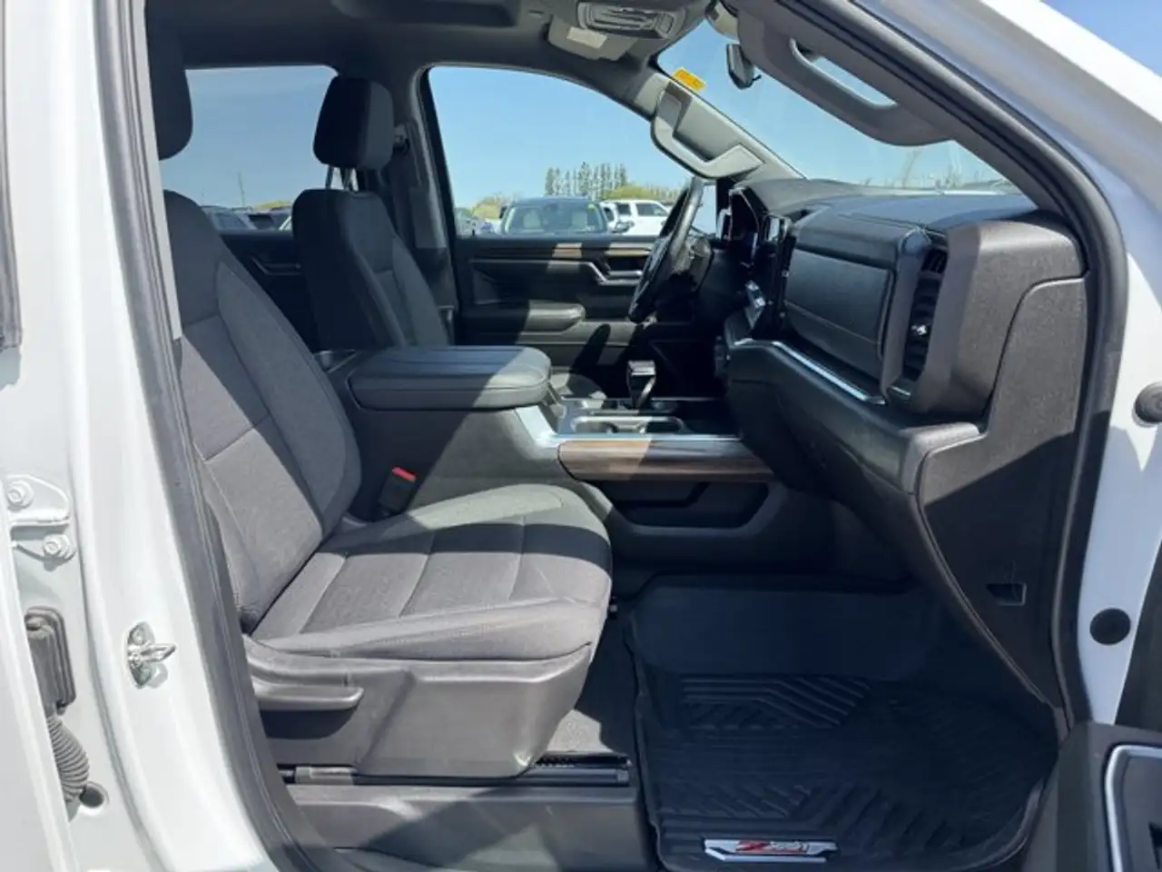Chevrolet Silverado 1500 - Image 14