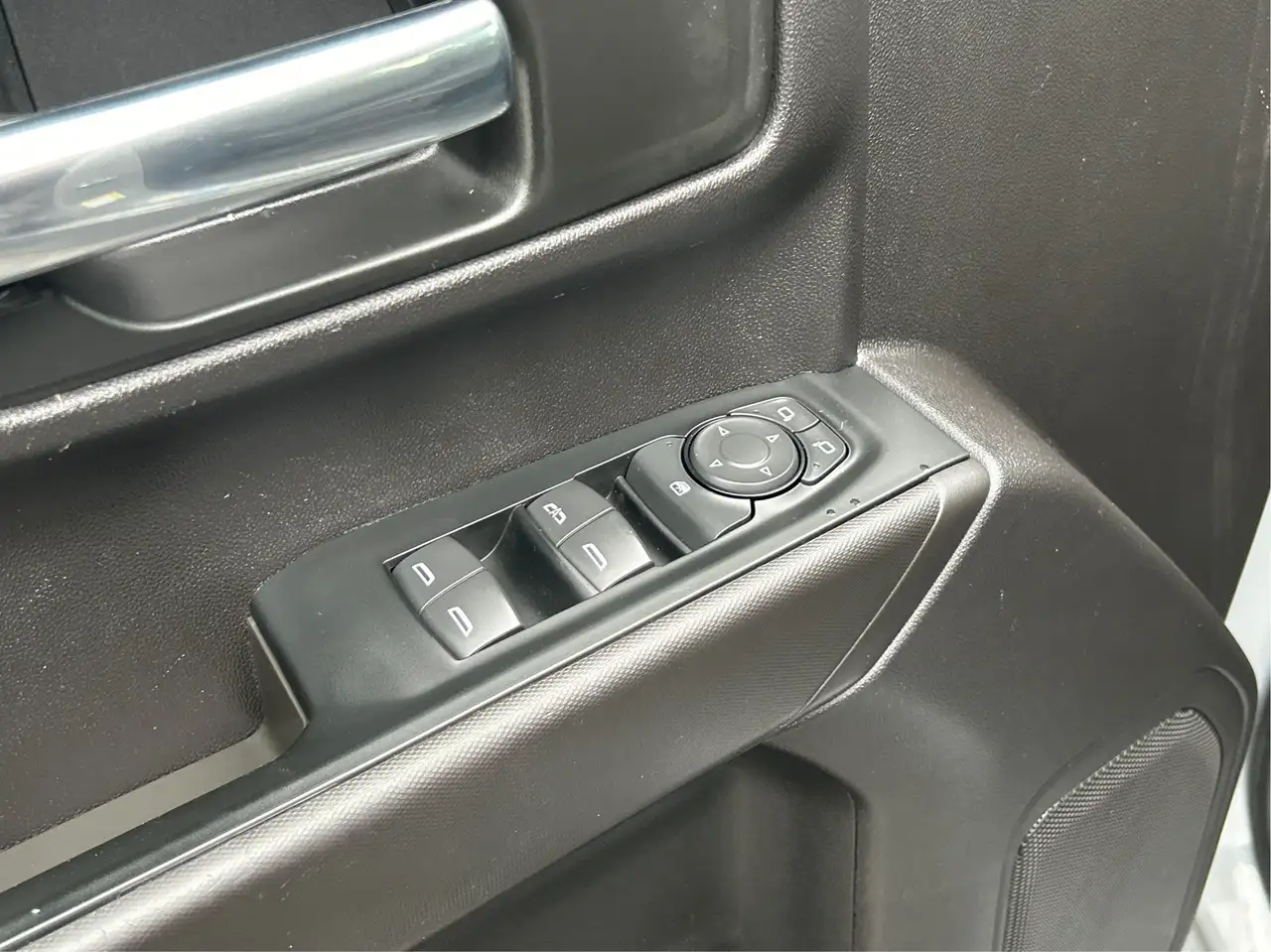 Chevrolet Silverado 1500 - Image 25