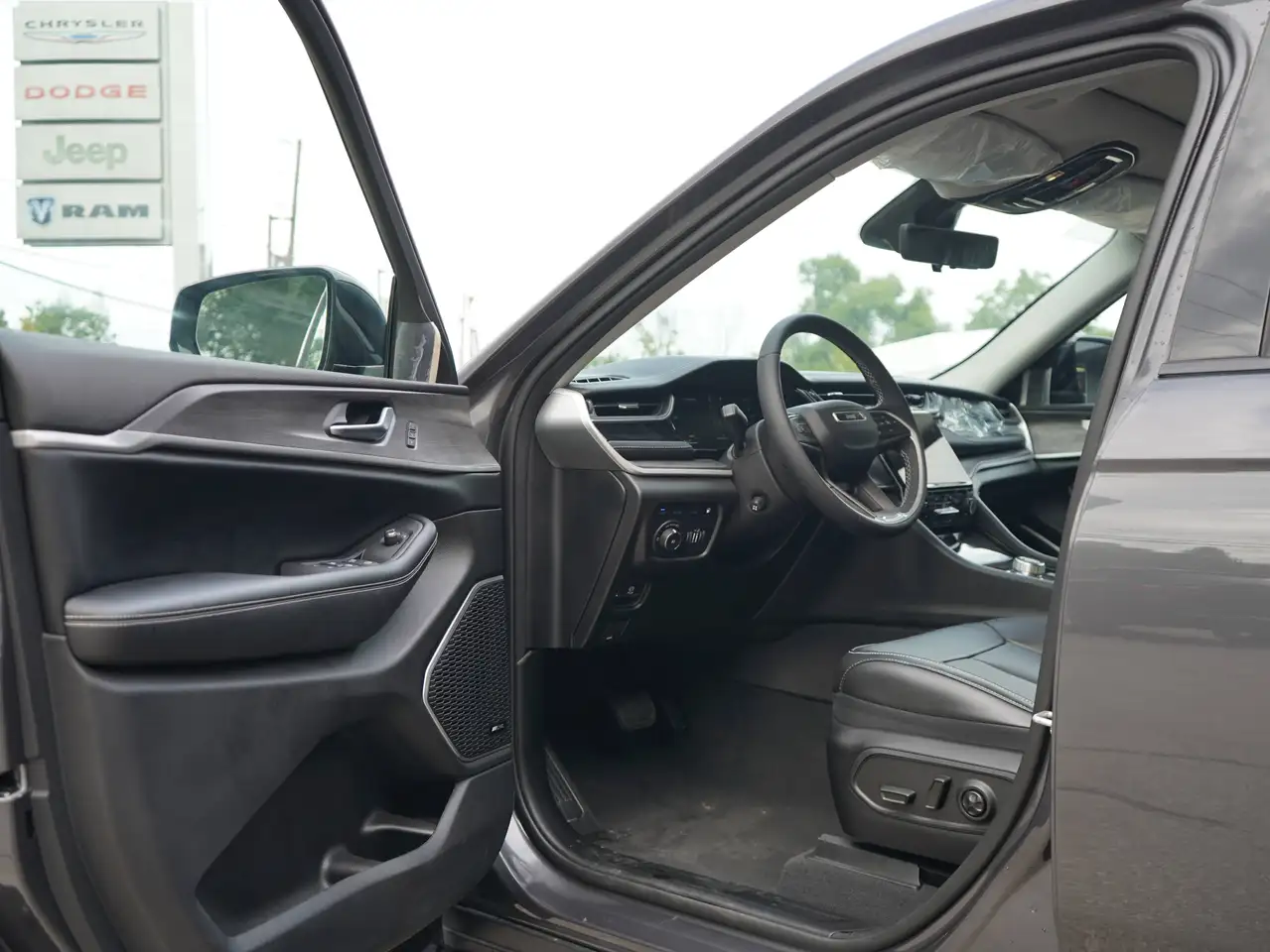 Jeep Grand Cherokee - Image 9