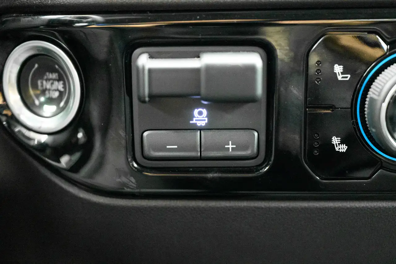Chevrolet Silverado 1500 - Image 18