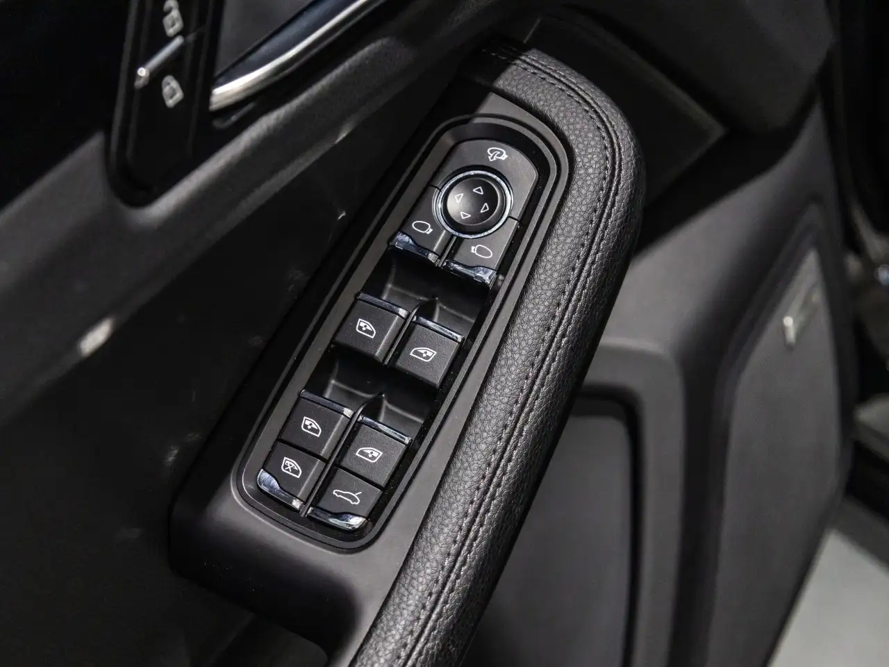 Porsche Macan - Image 14