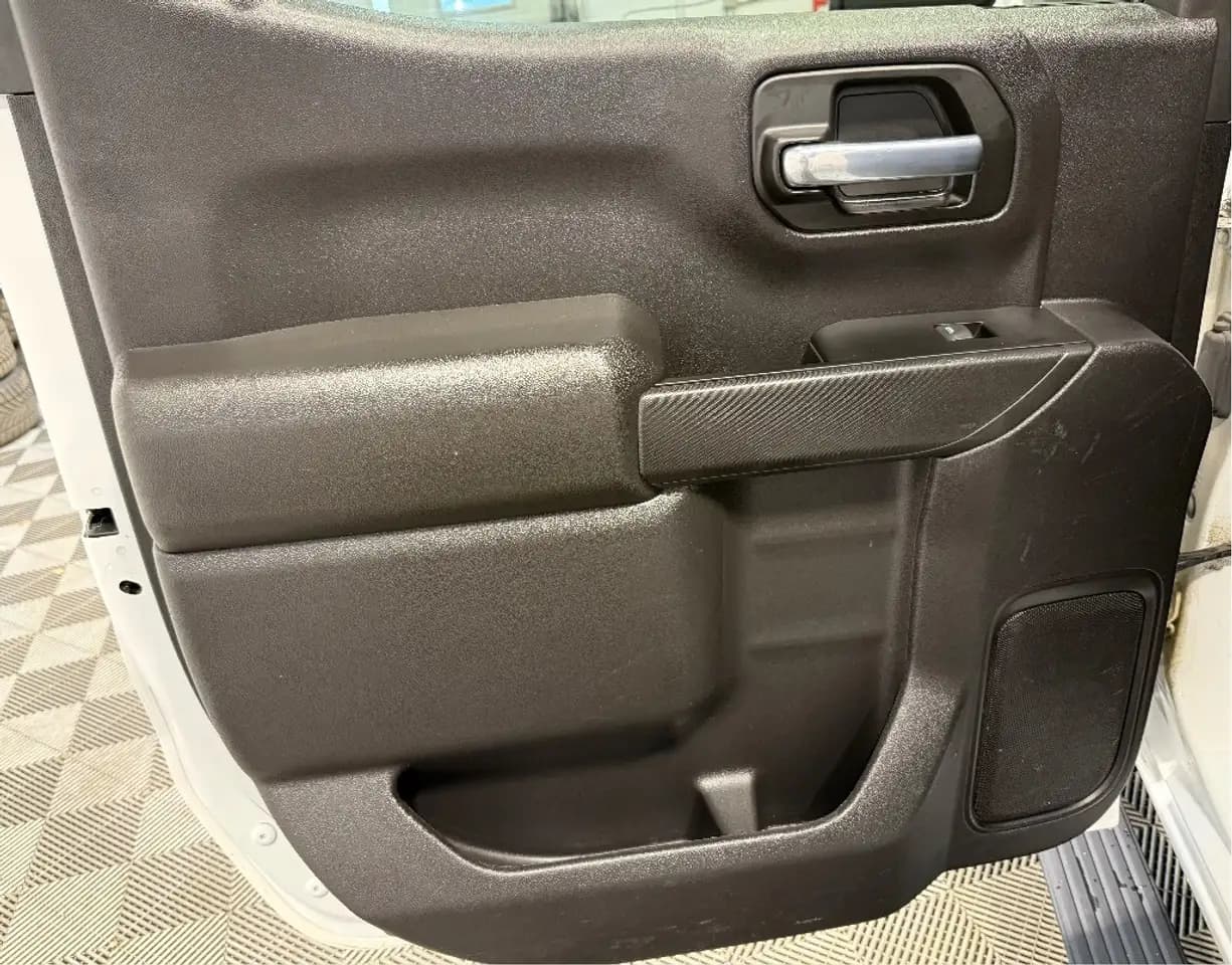 Chevrolet Silverado 1500 - Image 25