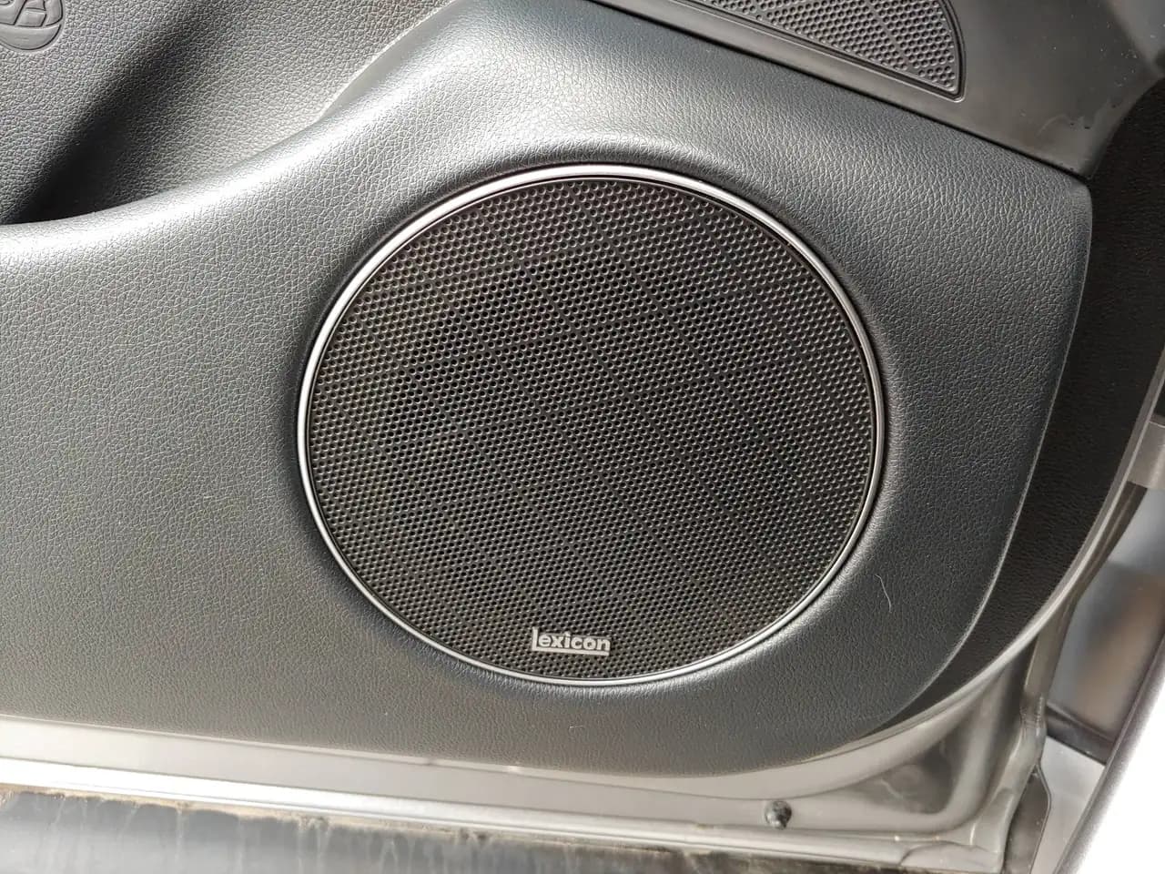 Genesis GV70 - Image 32