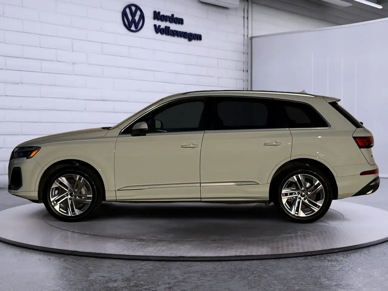 Audi Q7 - Image 2