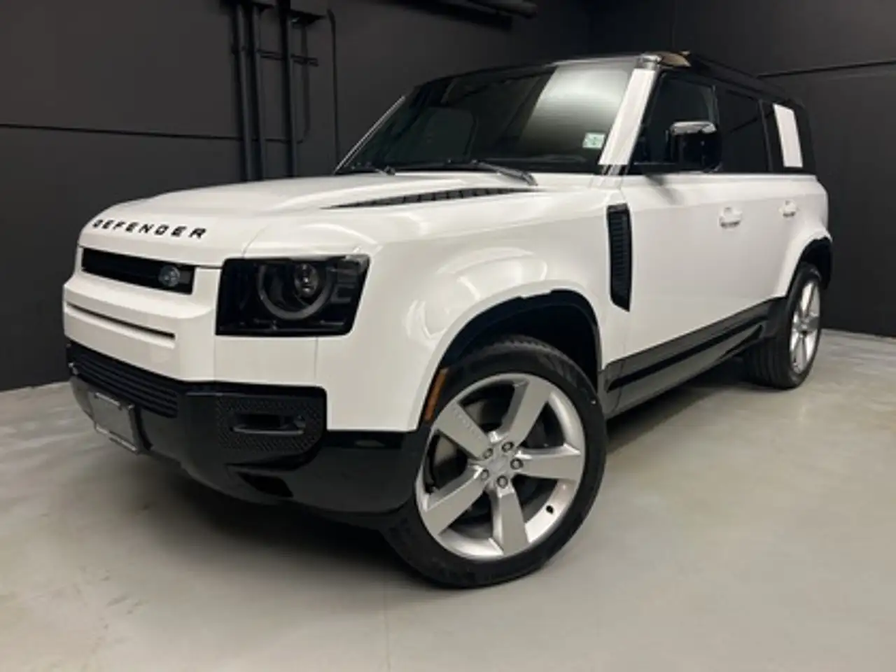 Land Rover Defender - Image 1