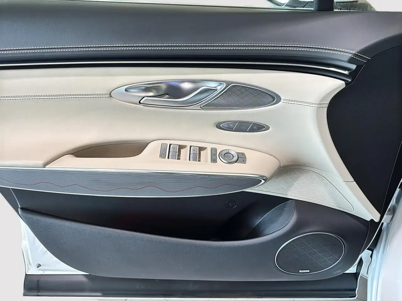 Genesis GV70 - Image 20