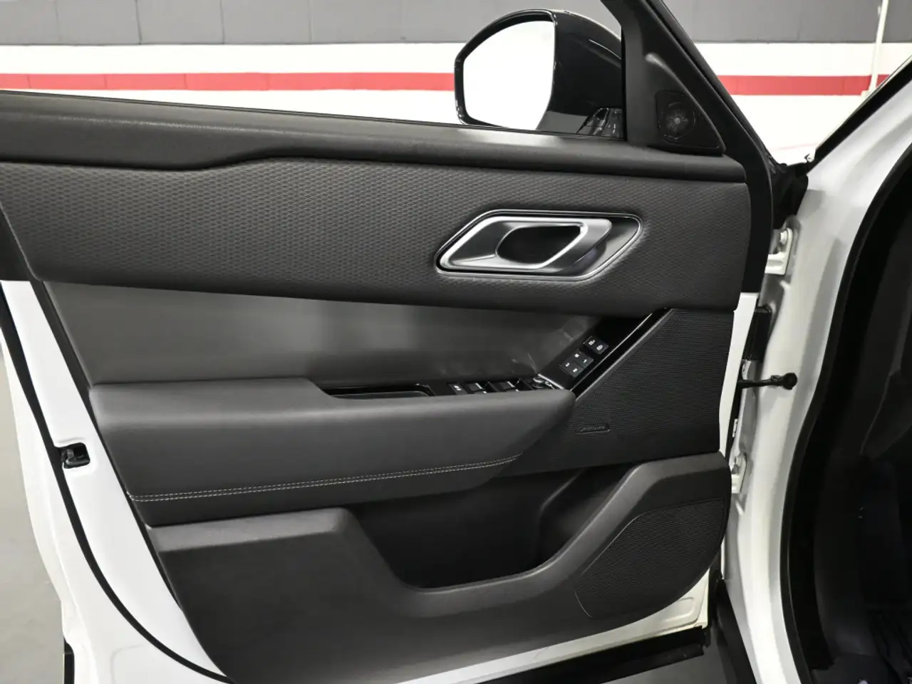 Land Rover Range Rover Velar - Image 11