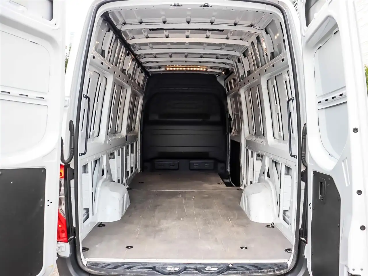 Mercedes-Benz Sprinter - Image 17