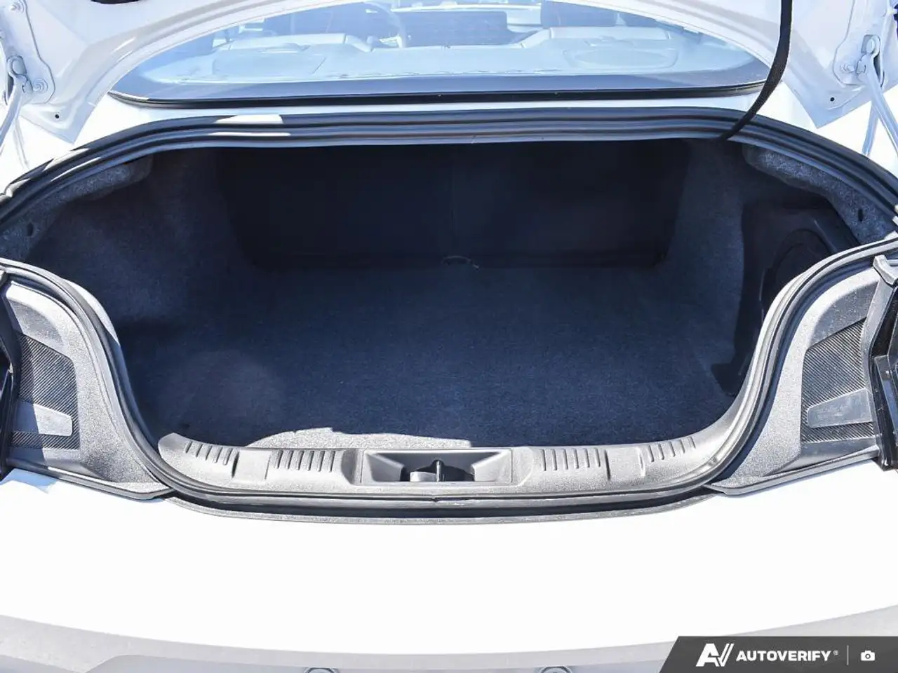 Ford Mustang - Image 13
