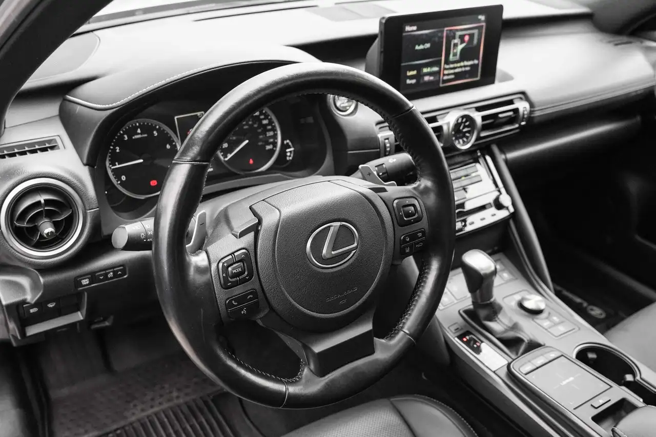 Lexus IS 300 - Image 10