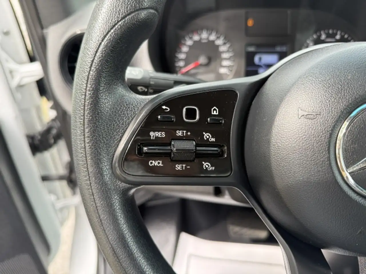 Mercedes-Benz Sprinter - Image 13
