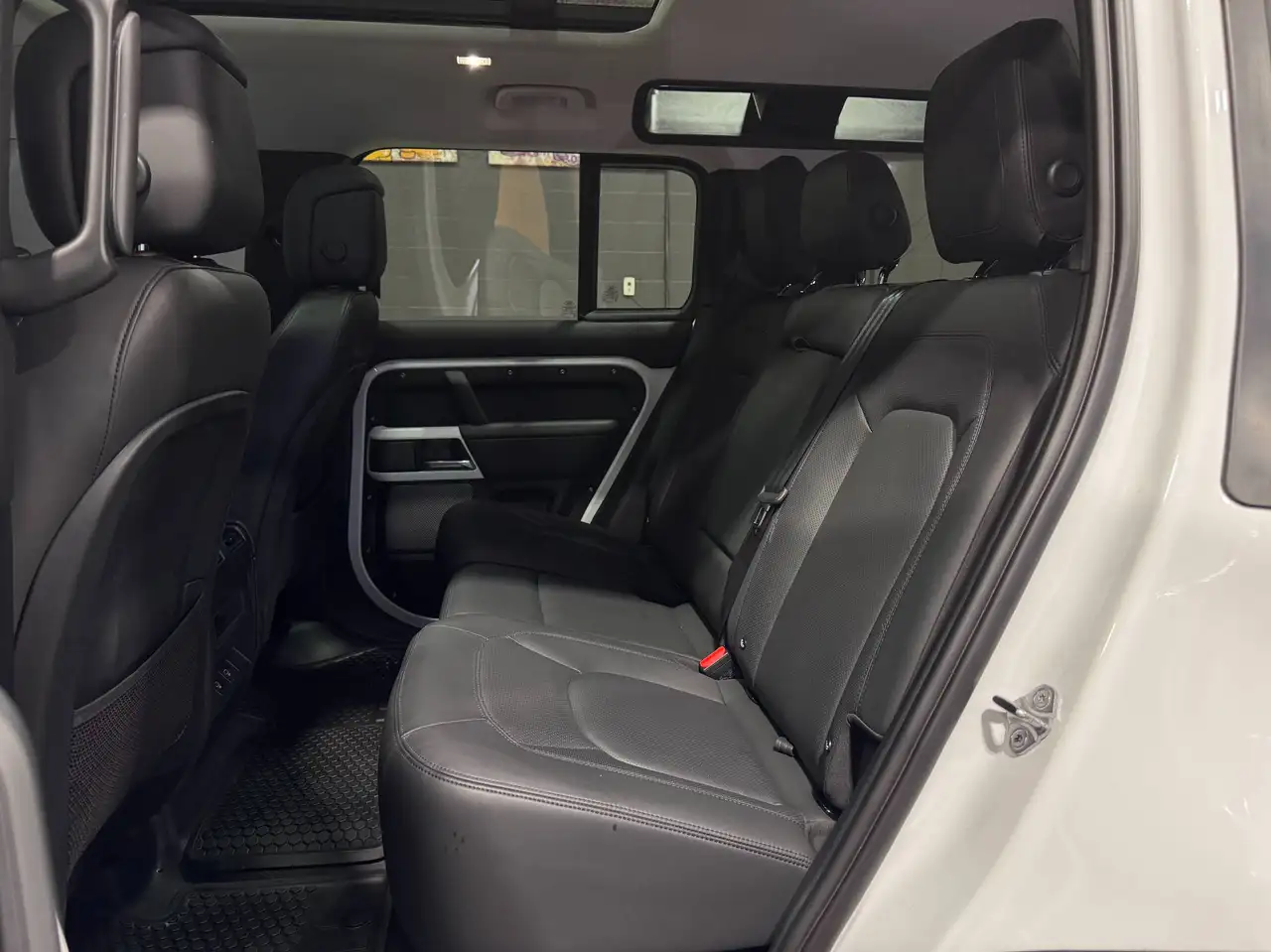 Land Rover Defender - Image 11