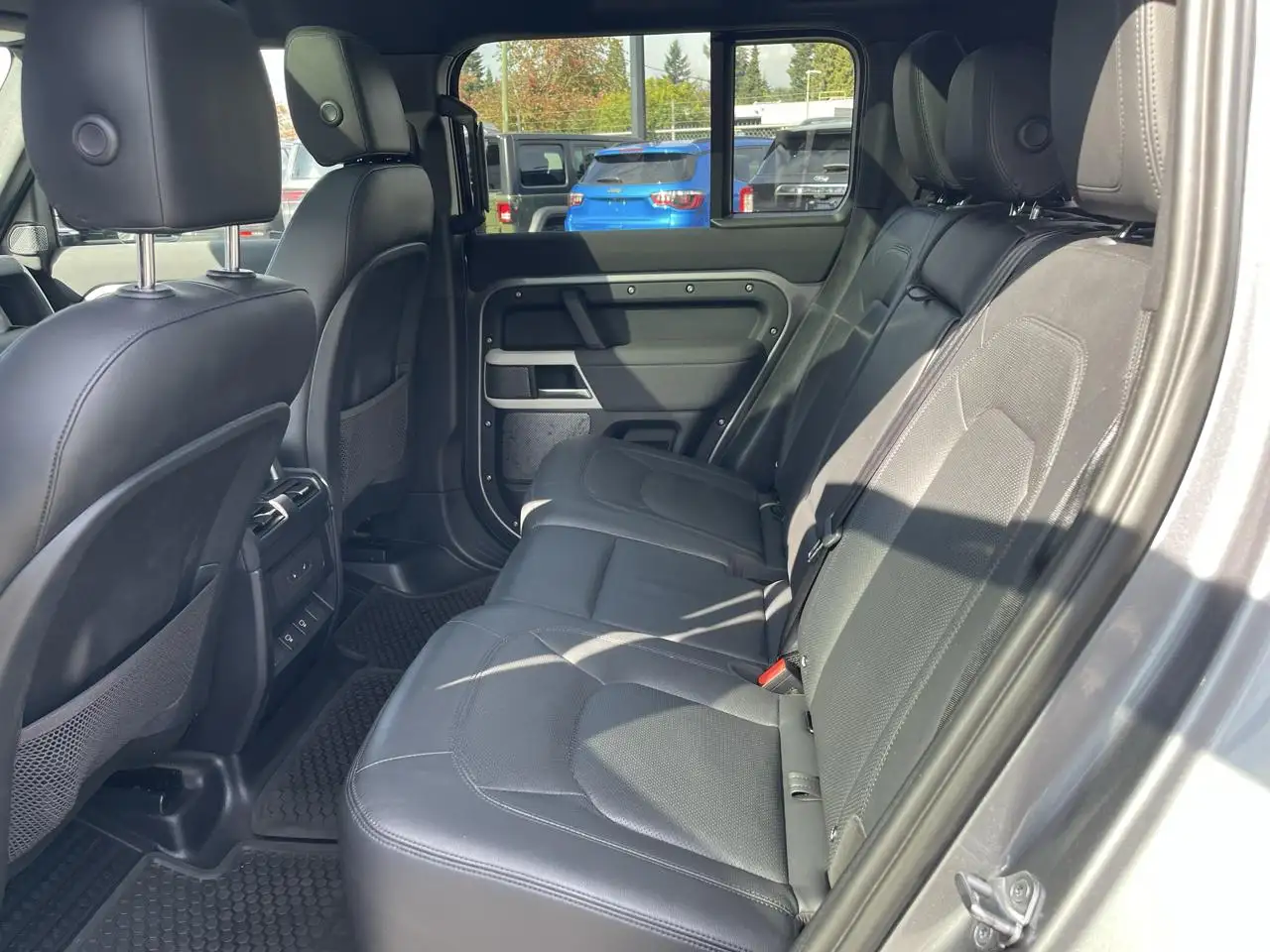 Land Rover Defender - Image 10