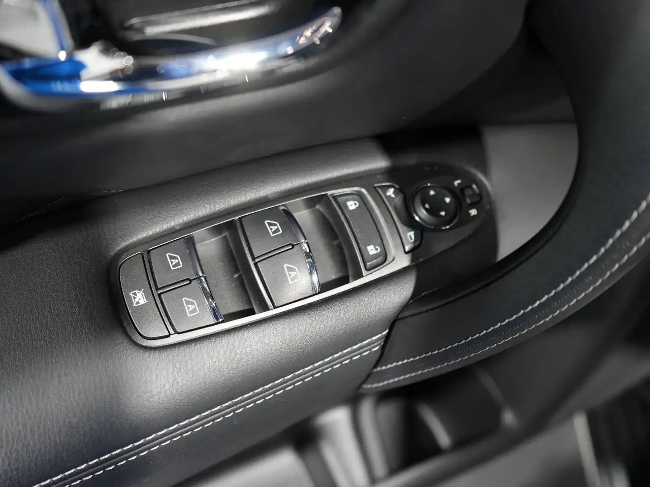 Infiniti QX80 - Image 29