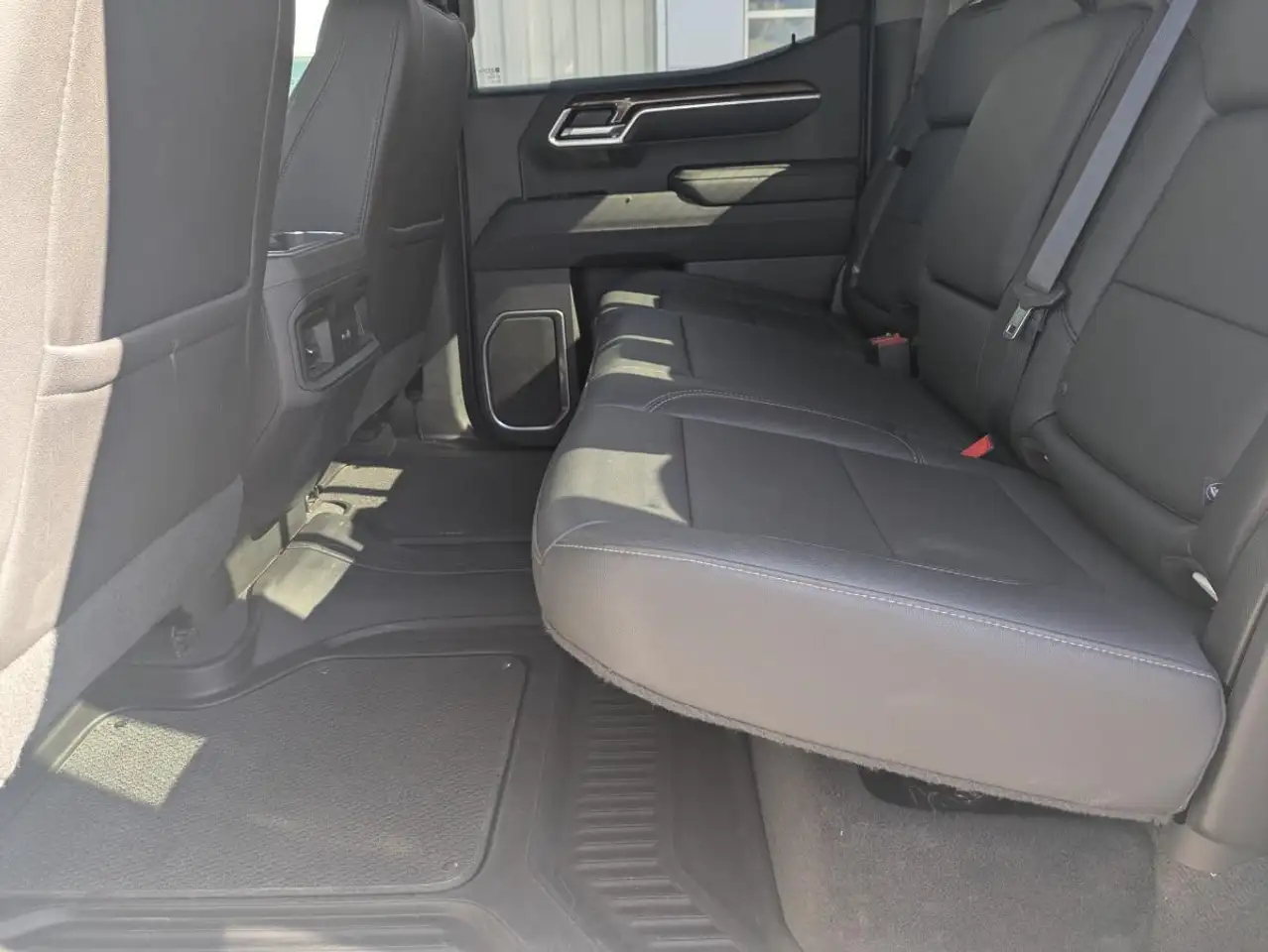Chevrolet Silverado - Image 8