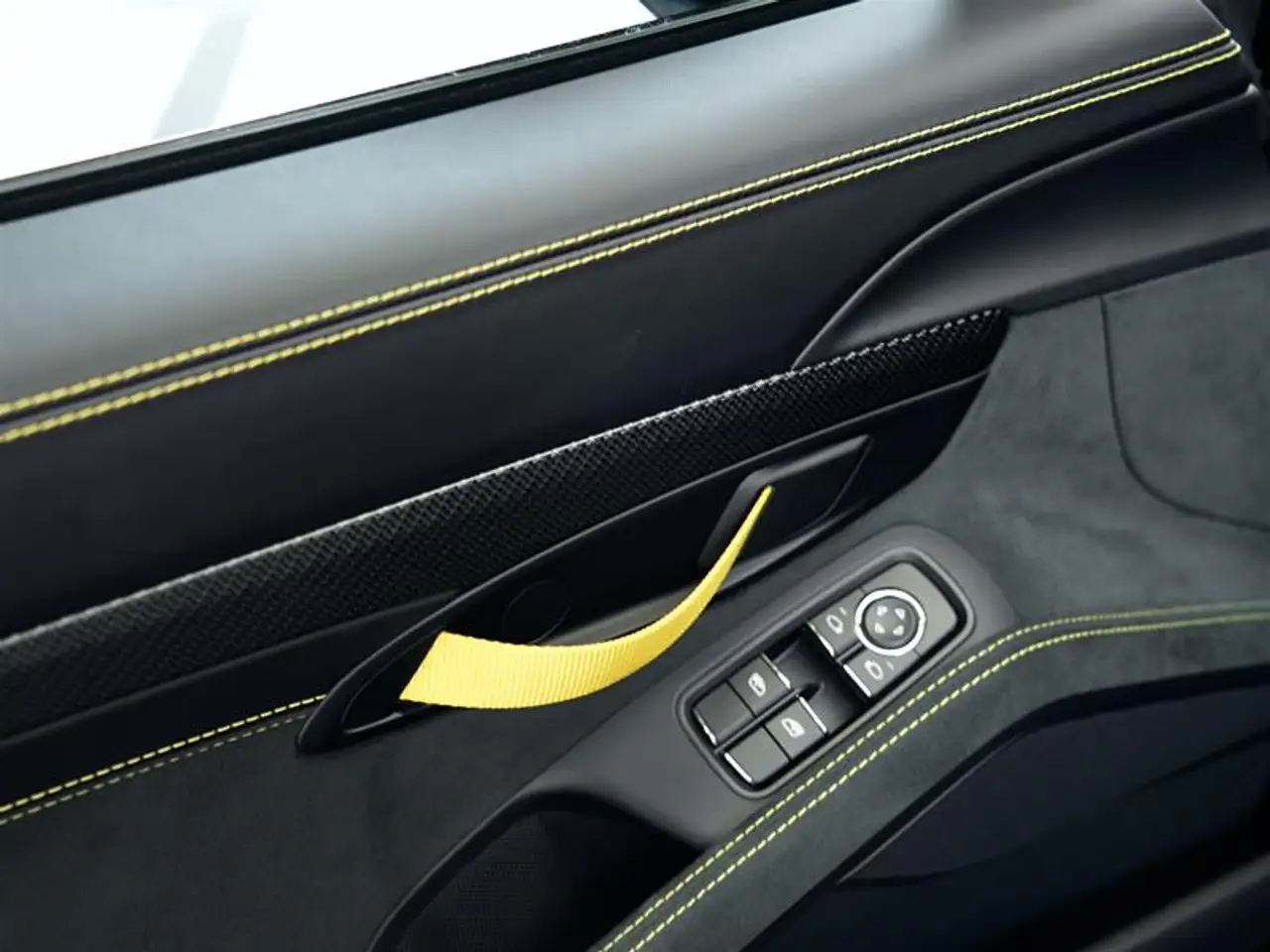 Porsche 718 Cayman - Image 36