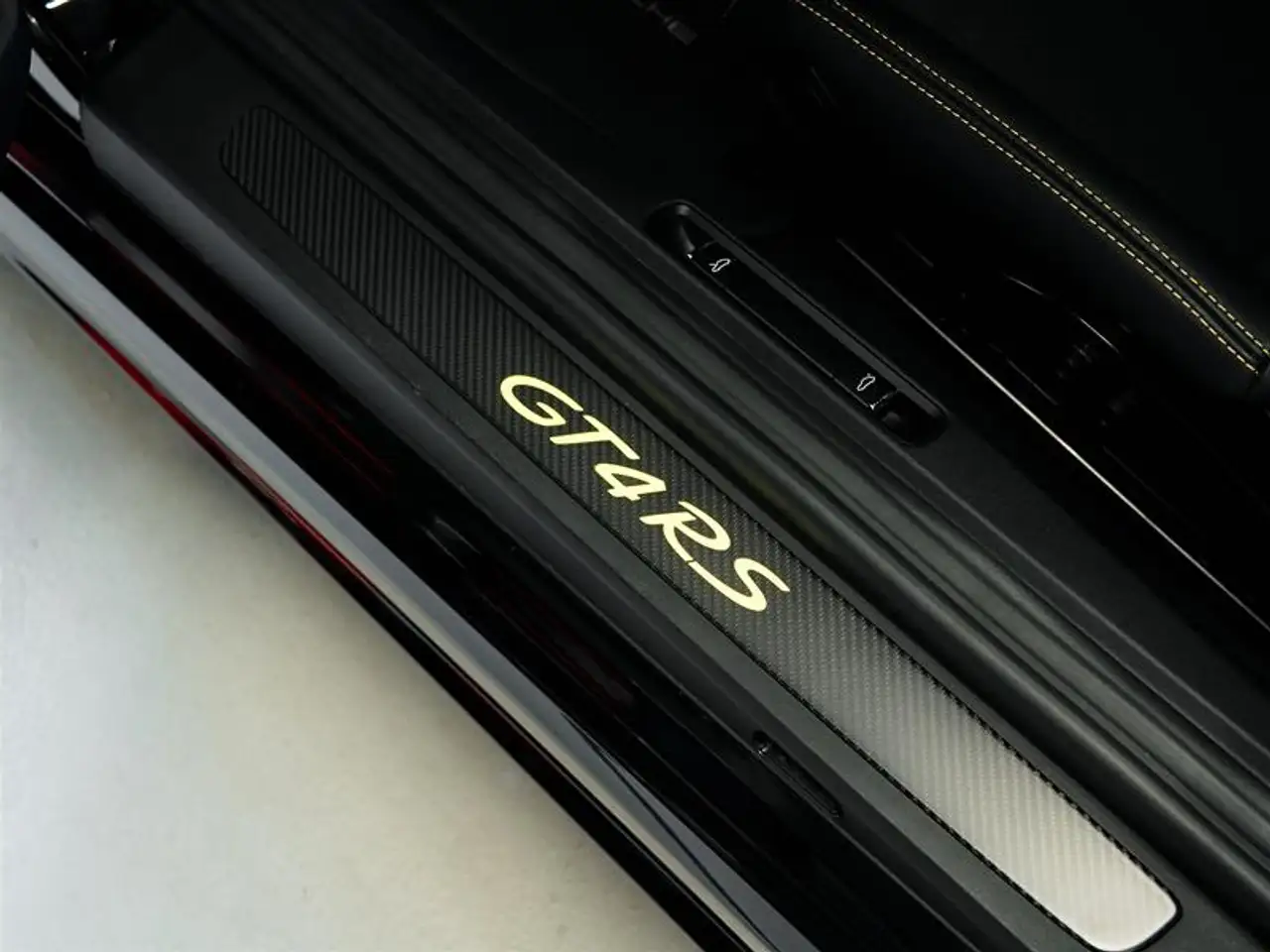 Porsche 718 Cayman - Image 38