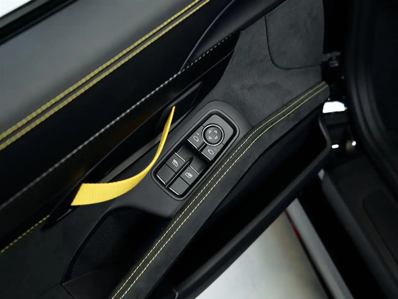 Porsche 718 Cayman - Image 37