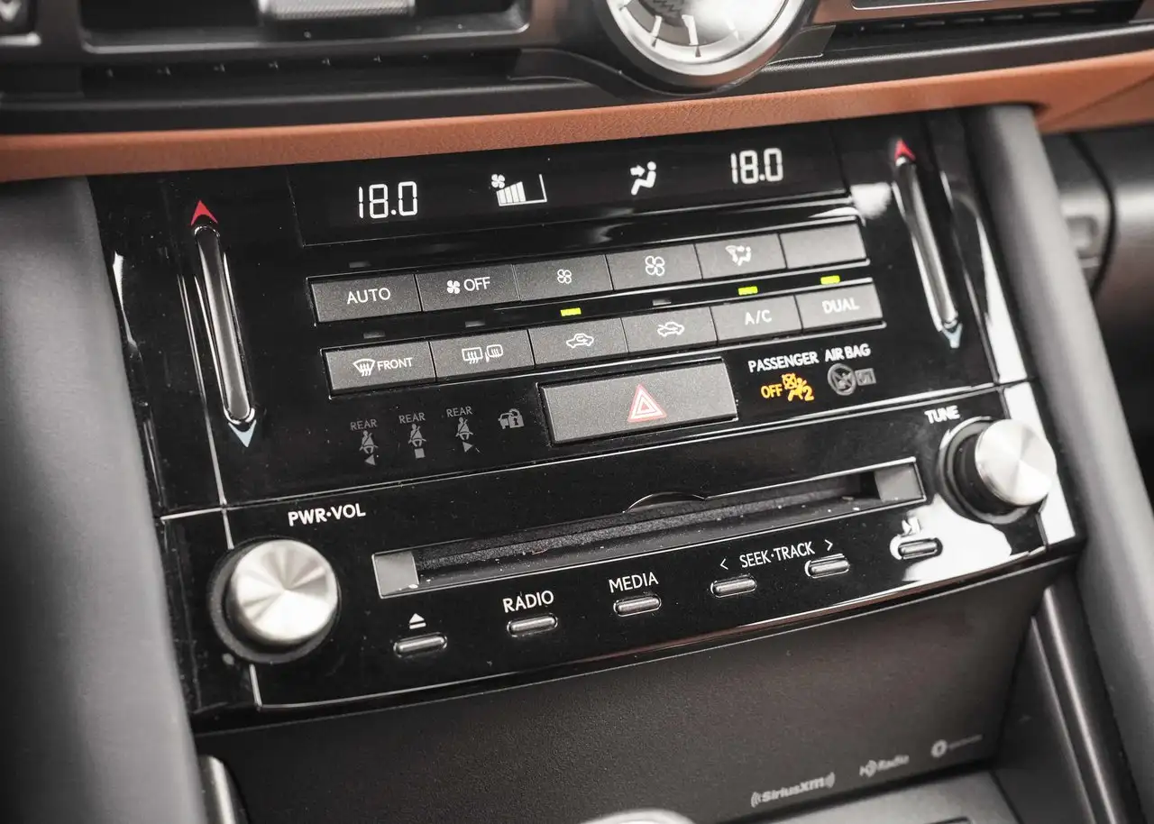 Lexus IS 300 - Image 25