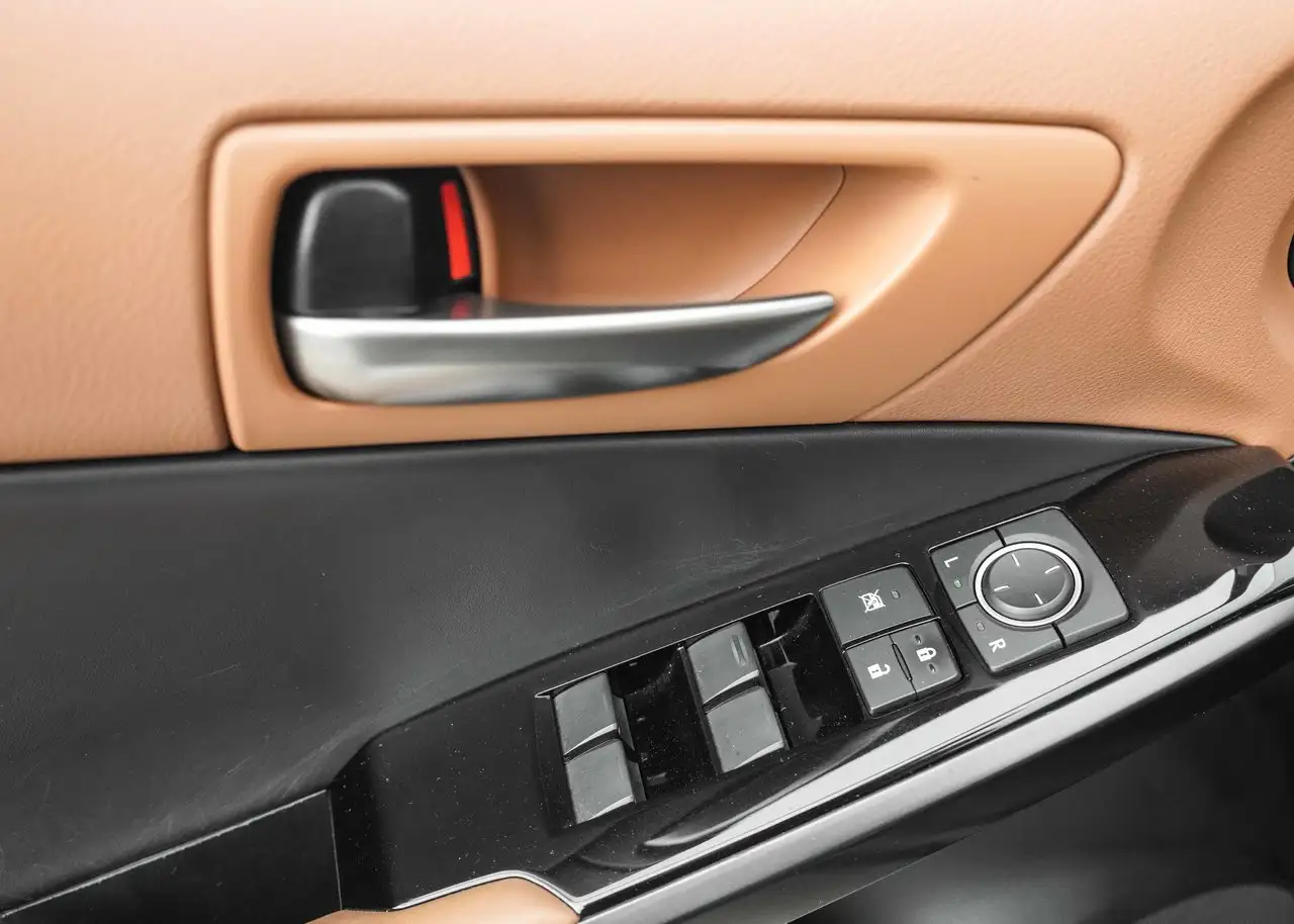 Lexus IS 300 - Image 33