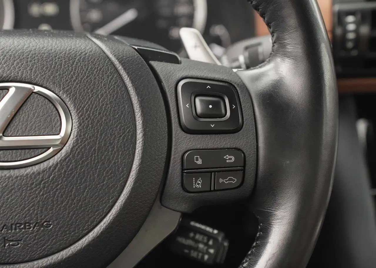 Lexus IS 300 - Image 17