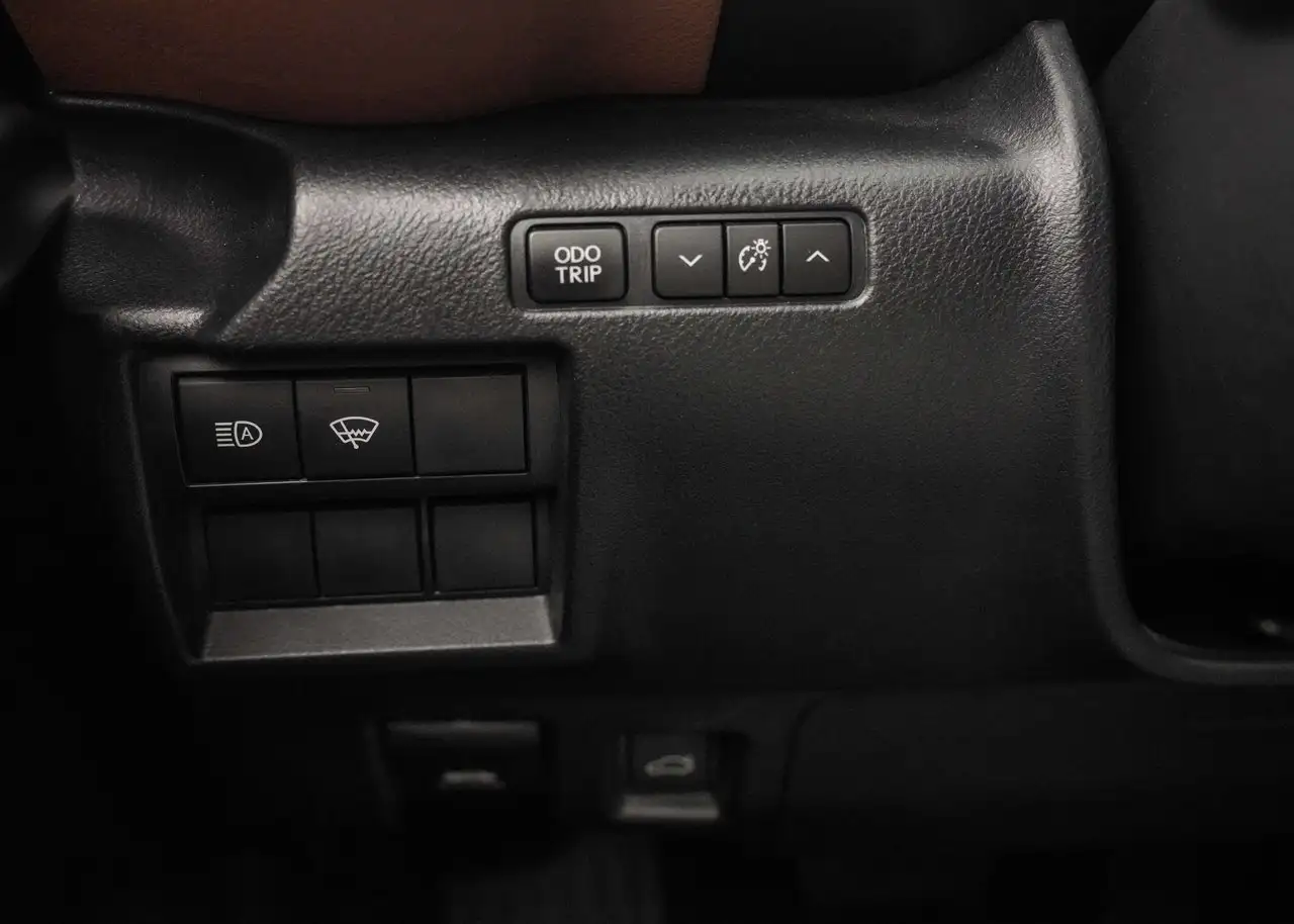 Lexus IS 300 - Image 13