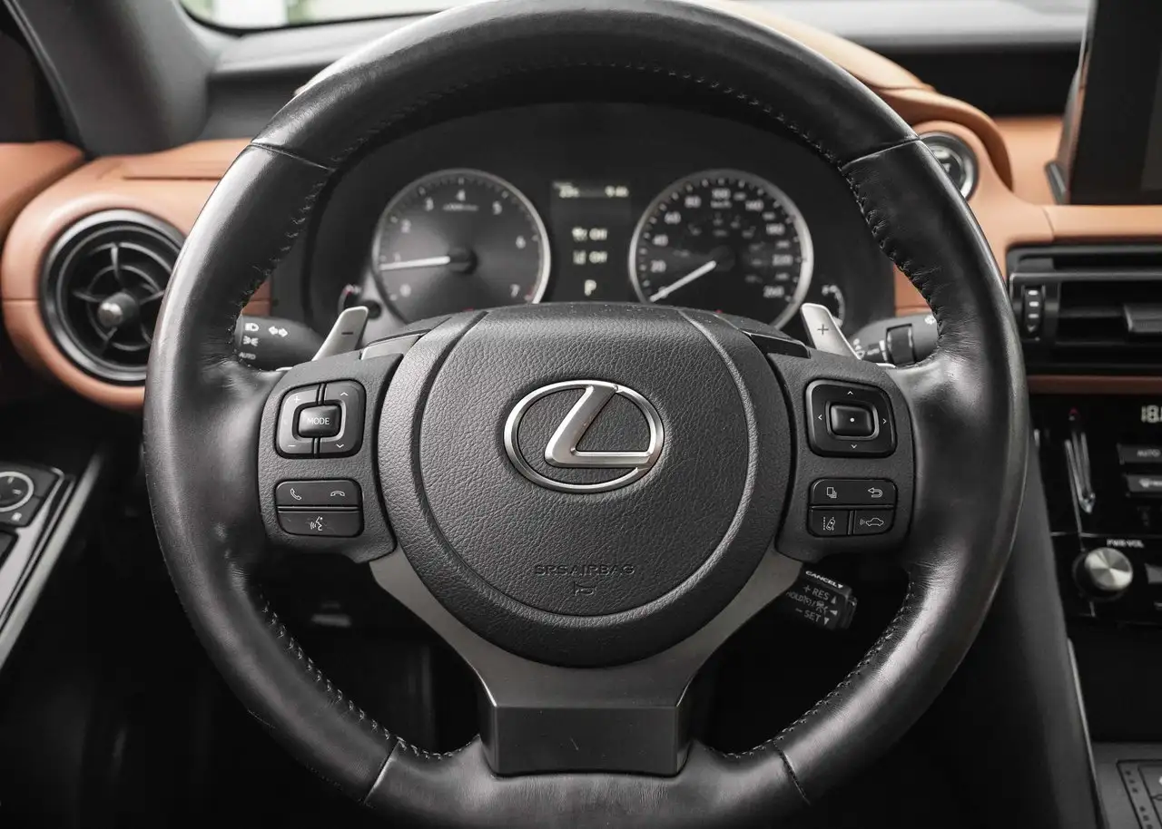 Lexus IS 300 - Image 15