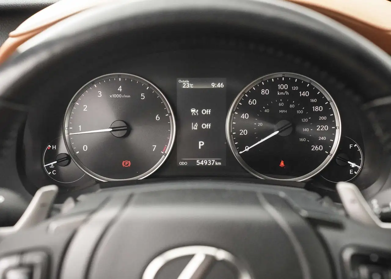 Lexus IS 300 - Image 18