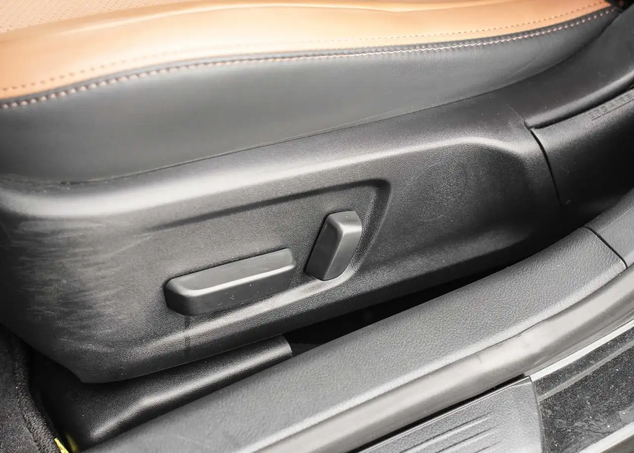 Lexus IS 300 - Image 32