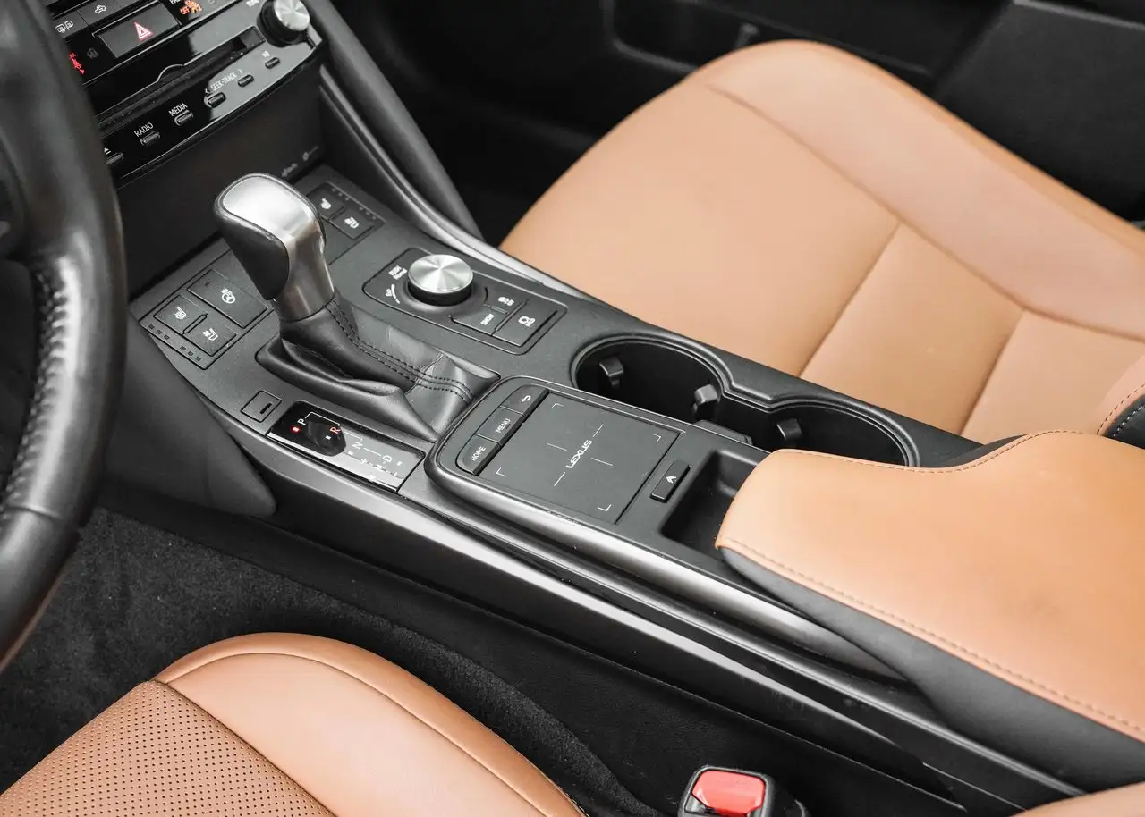Lexus IS 300 - Image 11