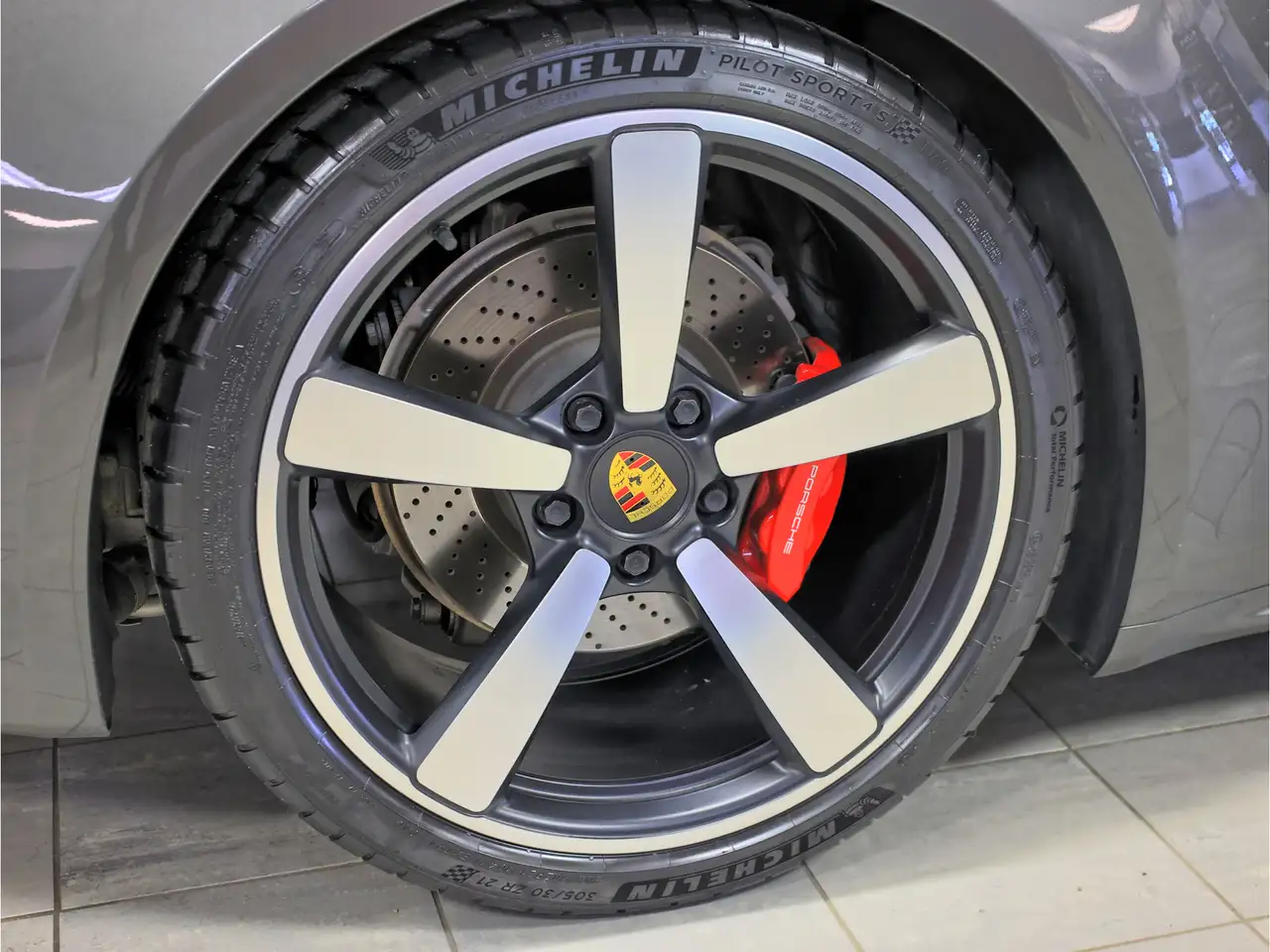 Porsche 911 - Image 19