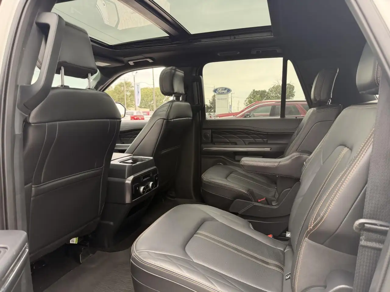 Ford Expedition - Image 11